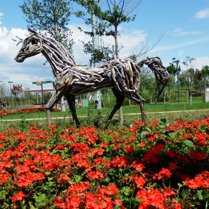 EXPO 2016 Antalya. Skulptur laver af grene, Heste.