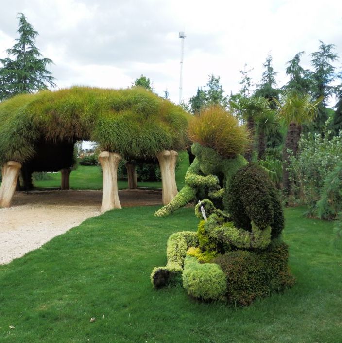 EXPO 2016 Antalya. Skulpturer lavet af græsser og blomster. En neandertaler med hans hytte.
