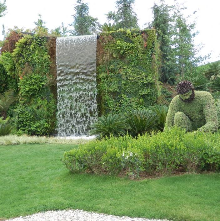 EXPO 2016 Antalya. Skulpturer lavet af græsser og blomster. Et vandfald.