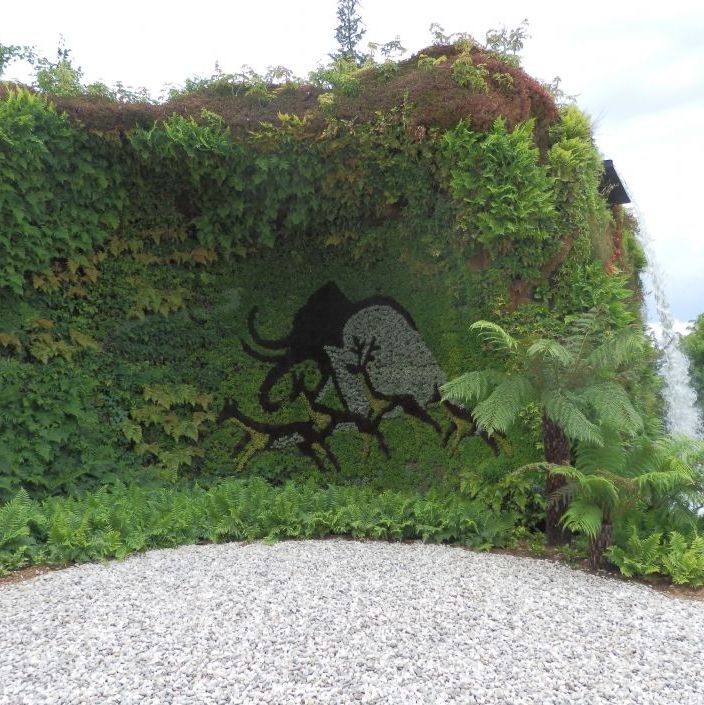 EXPO 2016 Antalya. Skulpturer lavet af græsser og blomster. Hulemalerier.
