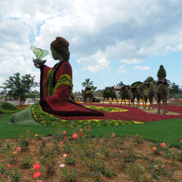 EXPO 2016 Antalya. Skulpturer lavet af græsser og blomster. Japansk kvinde.