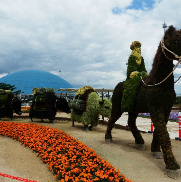 EXPO 2016 Antalya. Skulpturer lavet af græsser og blomster. En karavane på Silkevejen.