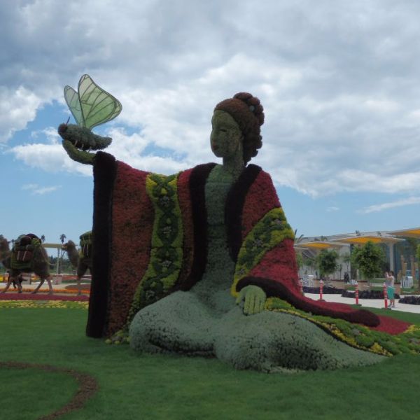 EXPO 2016 Antalya. Skulpturer lavet af græsser og blomster. Japansk kvinde.