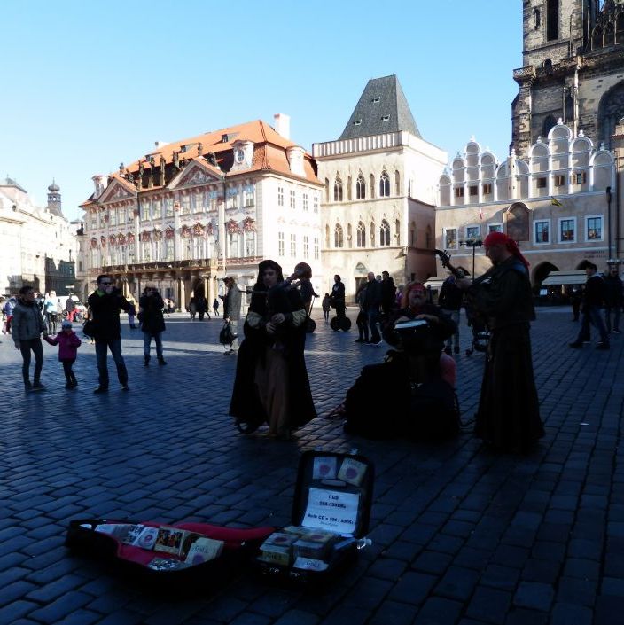 Staroměstské náměstí. Den Gamle Rådhusplads med gadespillere.