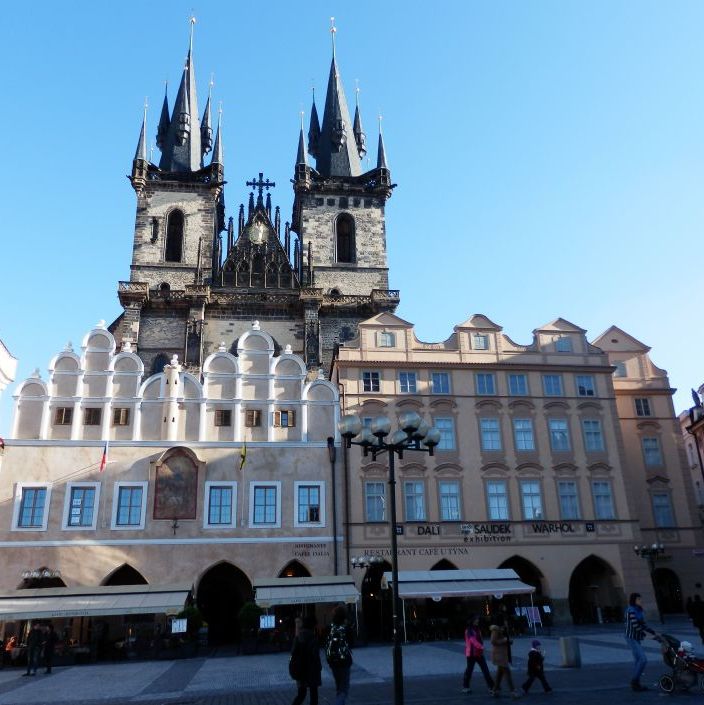 Staroměstské náměstí. Den Gamle Rådhusplads med Tyn kirken.
