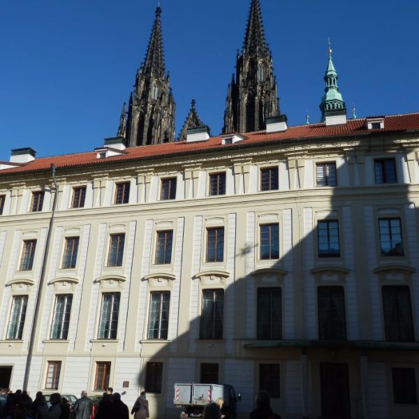 Prags Slot ligger på et højdedrag tæt ved Vltava i Prag. Borgen befinder sig nordvest for bydelen Malá Strana og øst for Hradčany. I det 12. århundrede blev der opført et romansk palads på borgområdet, men den blev erstattet i det 14. århundrede under Karl 4. af et slot i gotisk stil.