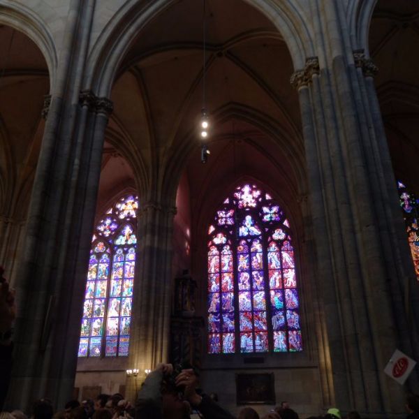 Sankt Vitus Basilika. Fantastiske farvestrålende mosaik vinduer.