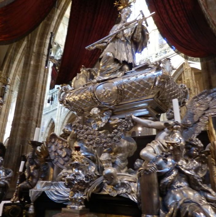 Sankt Vitus Basilika. Gravmæle udført i sølv for Johan af Nepomuk.