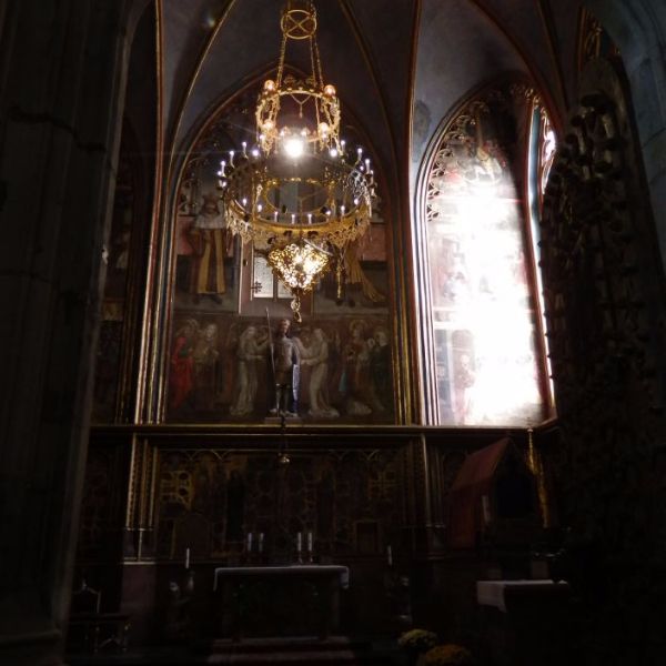 Sankt Vitus Basilika. Martyr helgenen Václav-kapel. Kapellets vægge er belagt af semi ædelstene på deres nedre del og med malerier fra Karl IVs regeringstid. I kirkens krypt ligger flere kejsere begravet, blandt andet Karl 4. og Rudolf 2.