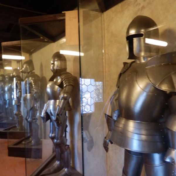 Museum i Den Gyldne Gyde med middelalder rustninger, våben og tortur redskaber.