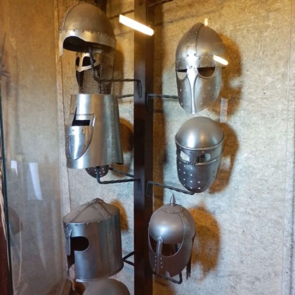 Museum i Den Gyldne Gyde med middelalder rustninger, våben og tortur redskaber.