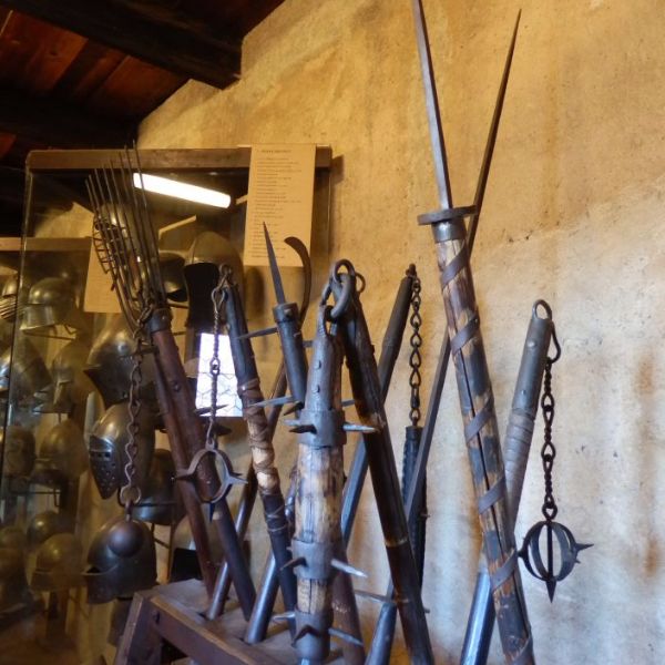 Museum i Den Gyldne Gyde med middelalder rustninger, våben og tortur redskaber.