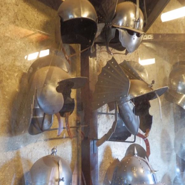 Museum i Den Gyldne Gyde med middelalder rustninger, våben og tortur redskaber.
