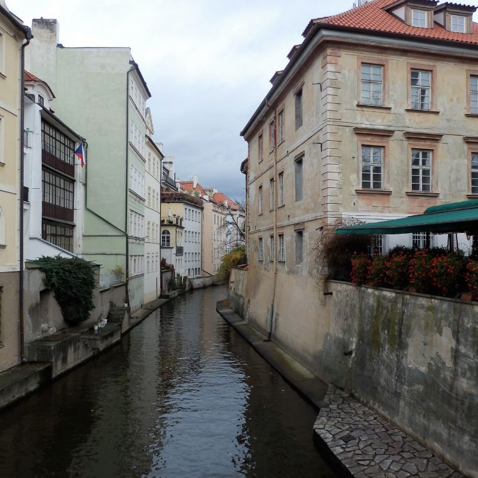 Certovka kanal set fra Na Kampa broen.