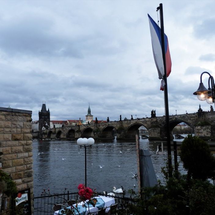 For enden af Den smalleste gade i Prag ligger dette syn, udsigt over Karlsbroen.