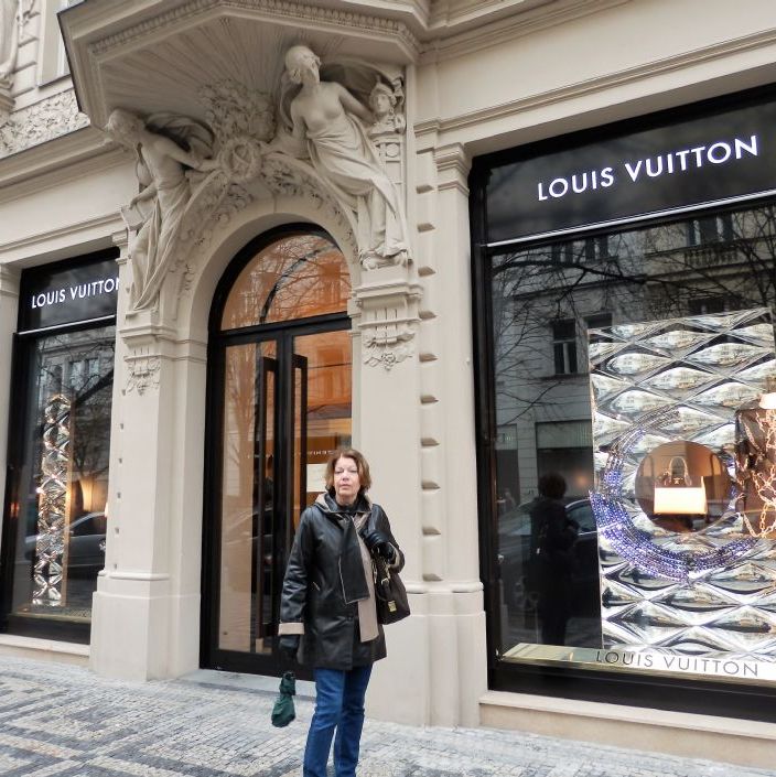 Parizka gaden i den anden ende, finder vi de dyre forretninger. Louis Vuitton.