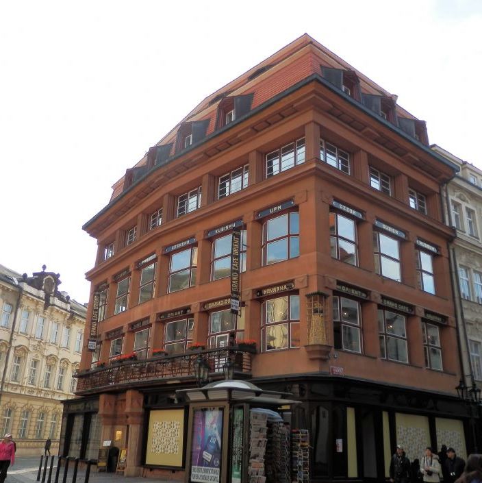 Huset ved Den Sorte Madonna. Denne bygning på Celetna gade nr. 34 blev designet af Josef GoCar mellem 1911 og 1912.