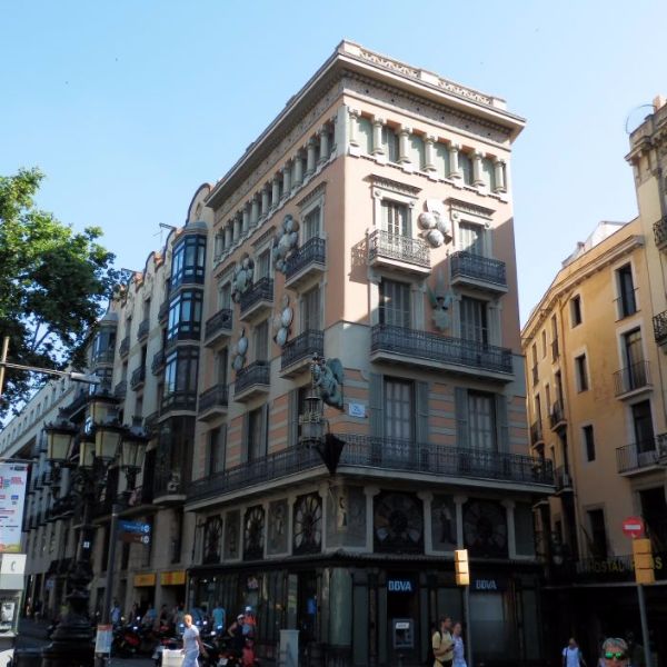 Casa Bruno Quadros, La Rambla 32. Bygningen dateres tilbage til midten af 1800-tallet og har været en paraply forretning. Nu ligger der en Bank.
