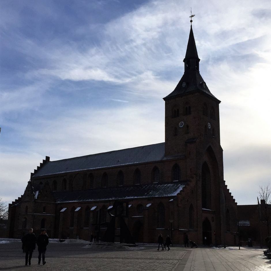 Skt. Knuds Kirke - Domkirken - er bygget i 1300-tallet.
Kirken blev indviet 30. april 1499.
Kirkens tårn er 63 meter højt og dermed et af Odenses højeste bygningsværker.