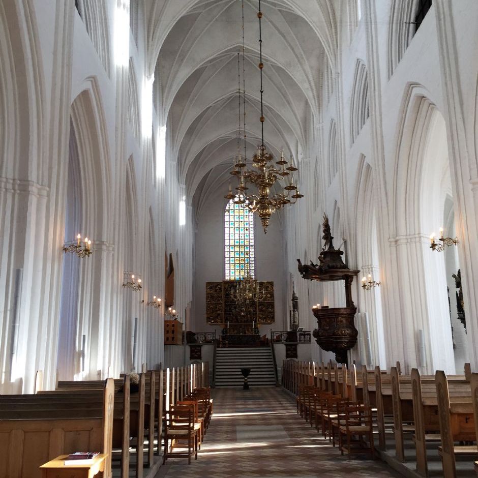Sankt Knuds Kirke eller Odense Domkirke.
Kirkeskibet