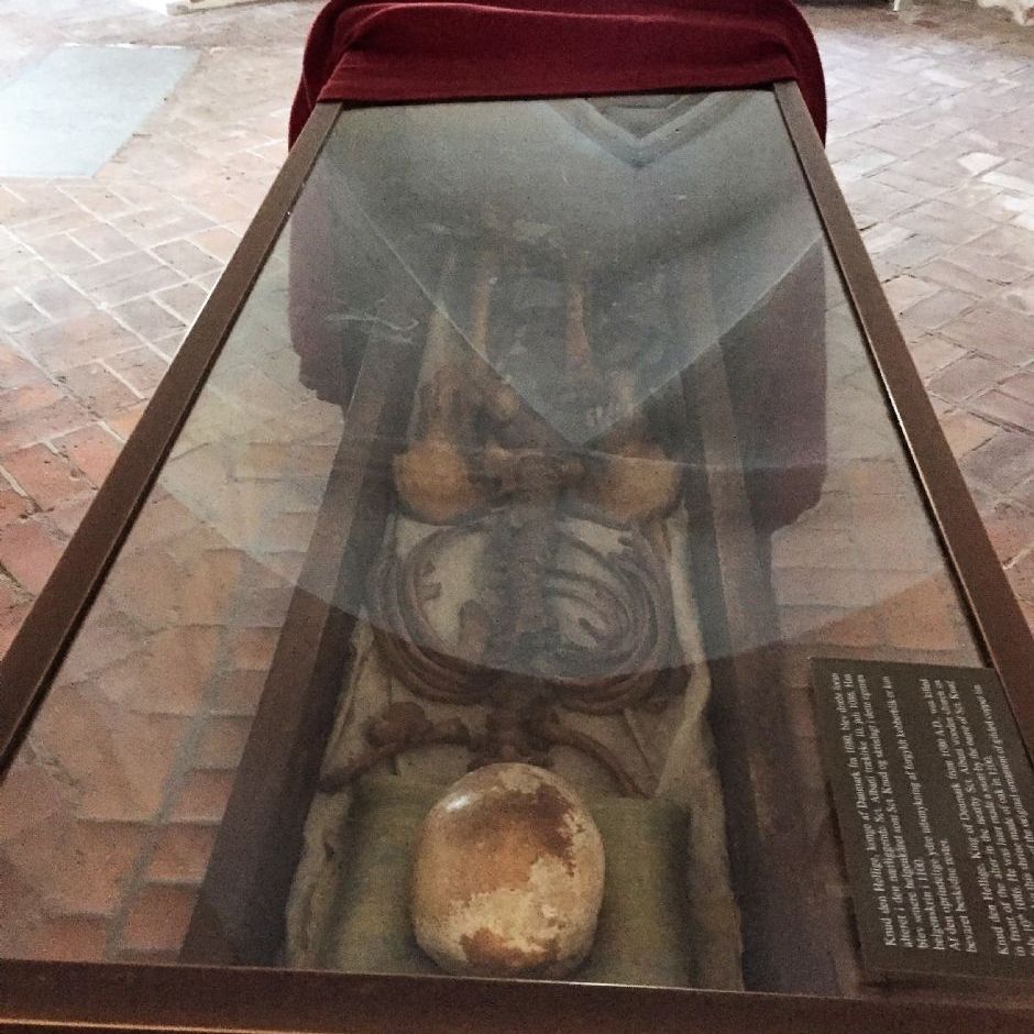 Sankt Knuds Kirke. Kirken har navn efter den danske konge Knud den Hellige, som i 1086 blev myrdet i Odense.
