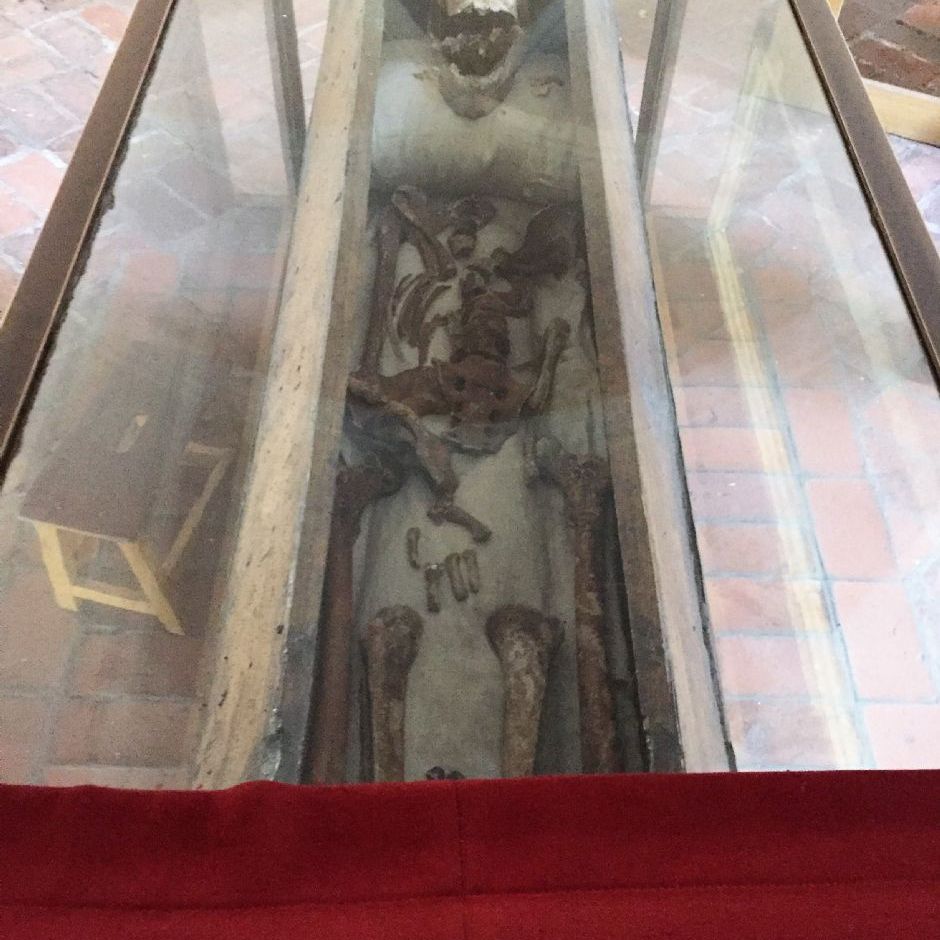 Sankt Knuds Kirke. Skelettet af Kong Knud kan man se i kirkens krypt. Også kongerne Hans og Christian II er begravet i Odense Domkirke.