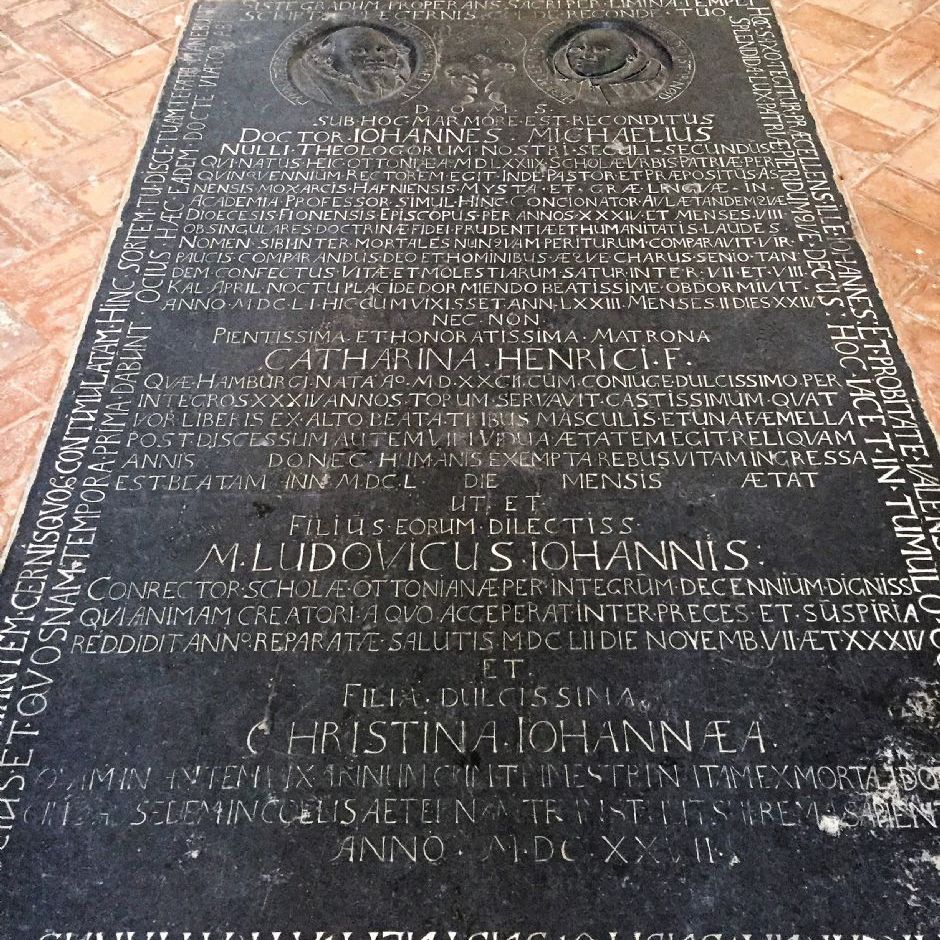 Sankt Knuds Kirke. Gravmæle over Biskop Hans Mikkelsen 1578-1651 og hustru Cathrine Henriksdatter.