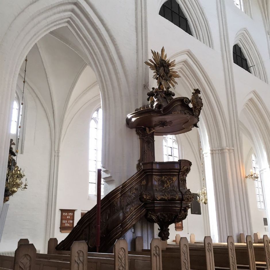 Sankt Knuds Kirke. Kirkeskibet og prædikestol.