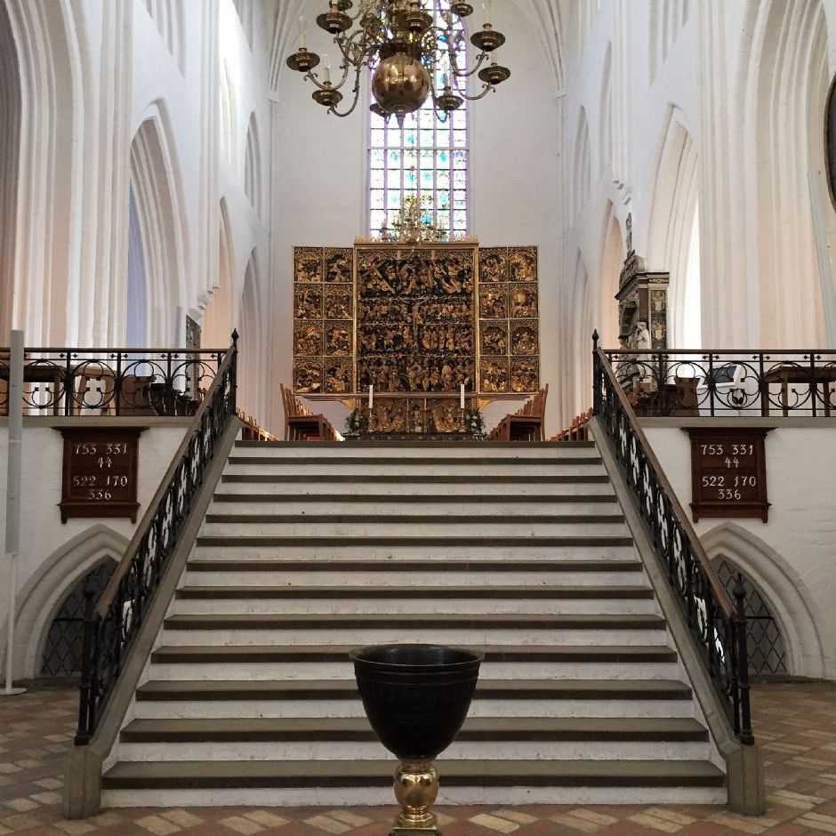 Sankt Knuds Kirke, Kirkeskibet med flot opgang til Altertavle