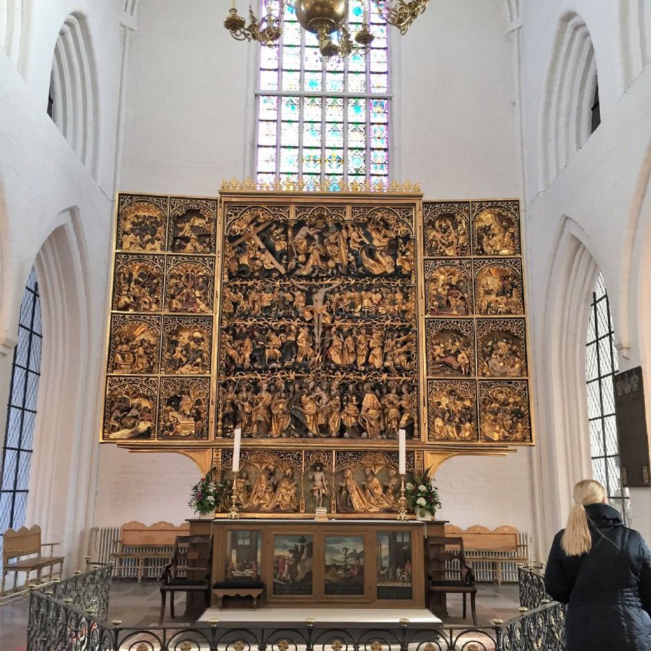 Sankt Knuds Kirke.
Claus Berg, Tysk træskærer, død ca. 1535 har lavet denne altertavle 1515-1525, blev fra 1885 placeret i Sankt Knuds Kirke.