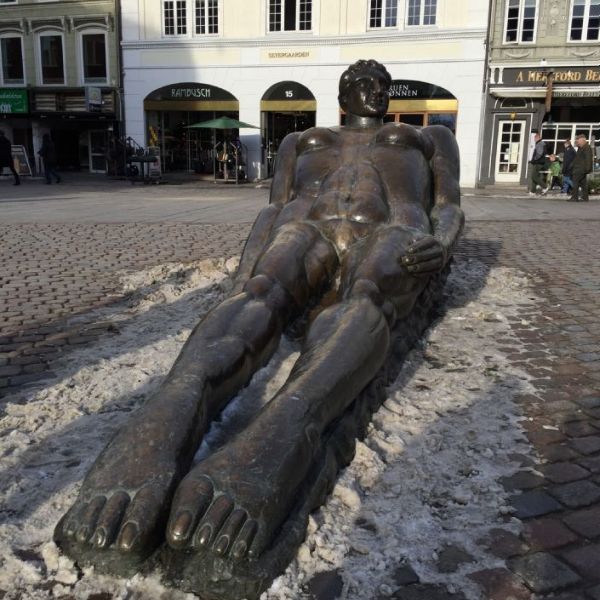 Skulptur Oceania, Flakhaven ved Odense Rådhus. Gave fra Odense Bys Kunstfond og Asea Brown Boveri A/S i 1992.