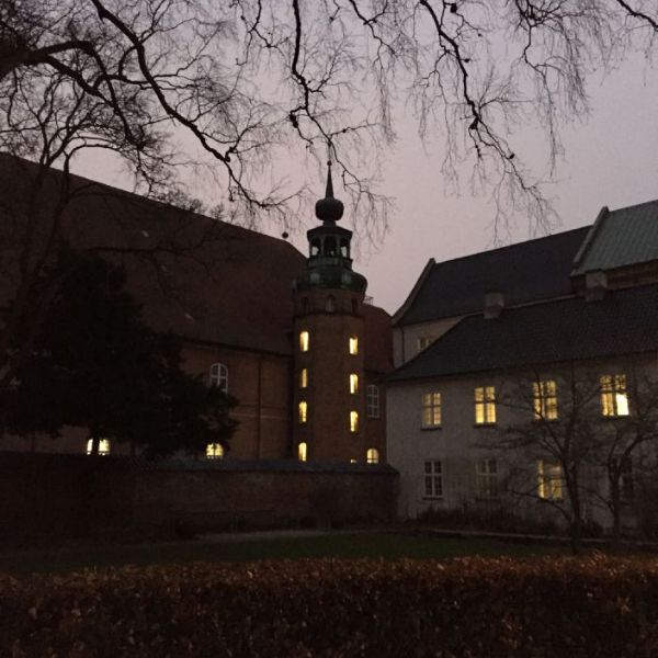 Slotsholmen, København.
Den Kongelige Bibliotekshave og Tøjhusmuseet.