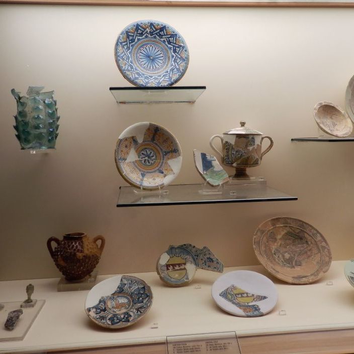 Rhodos Palads museum med ting der er fundet igennem tiderne, her fade, krukker og bestik.