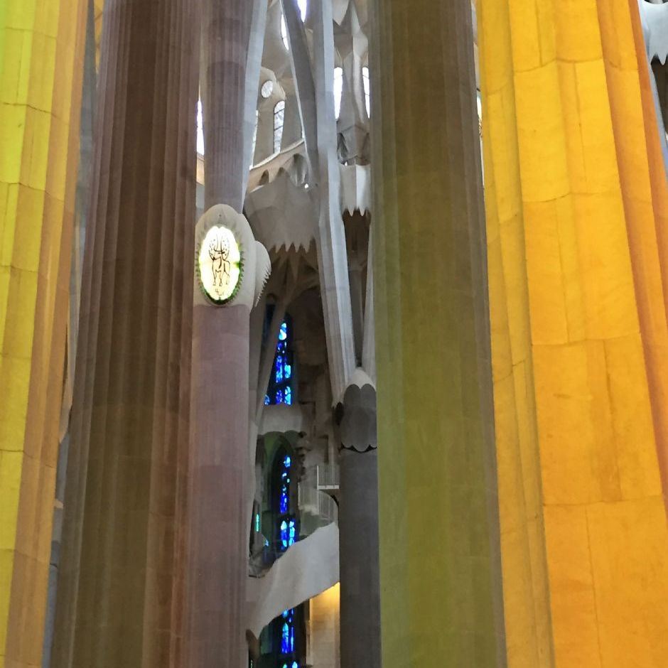 Barcelona, Sagrada Familia. Efter uoverenstemmelser mellem foreningen som stod for bygningsværket og den originale arkitekt Francesc del Villar, blev Gaudí sat på projektet i 1884.