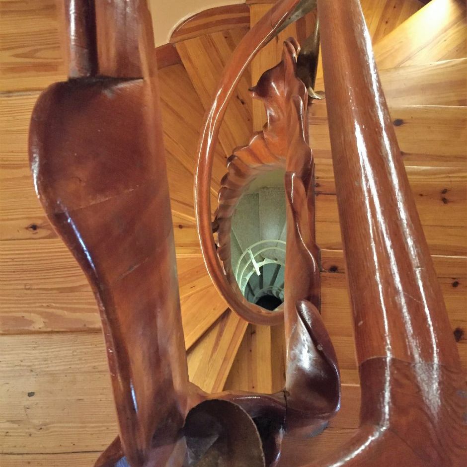 Casa Batlló, blev bygget i 1877, i datidens typiske klassisk-eklektiske stil. Unikt design af trapperne.