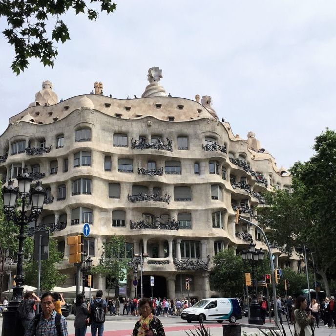 Barcelona, Casa Milà, populært kendt som La Pedrera eller
