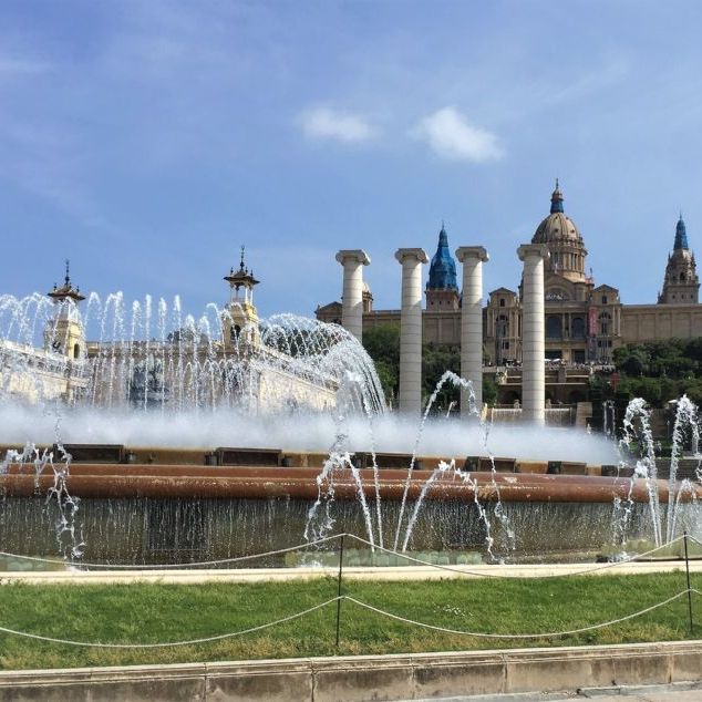 Barcelona, Font Magica. Carles Buigas designede sit mest berømte værk, Font Màgica – det magiske springvand – neden for Museu Nacional d´Art de Catalunya på Montjuic i Barcelona.