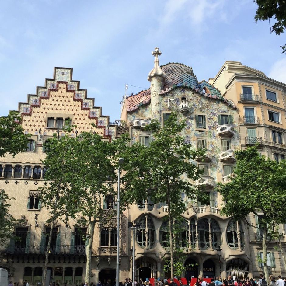 Barcelona. Casa Batlló. Casa Batlló er et herskabshus i Barcelona, redesignet af Antoni Gaudí i hans meget naturformede stil, der får delene af huset til at minde om knogler, drager og planter, og som betragtes som et af hans mesterværker.