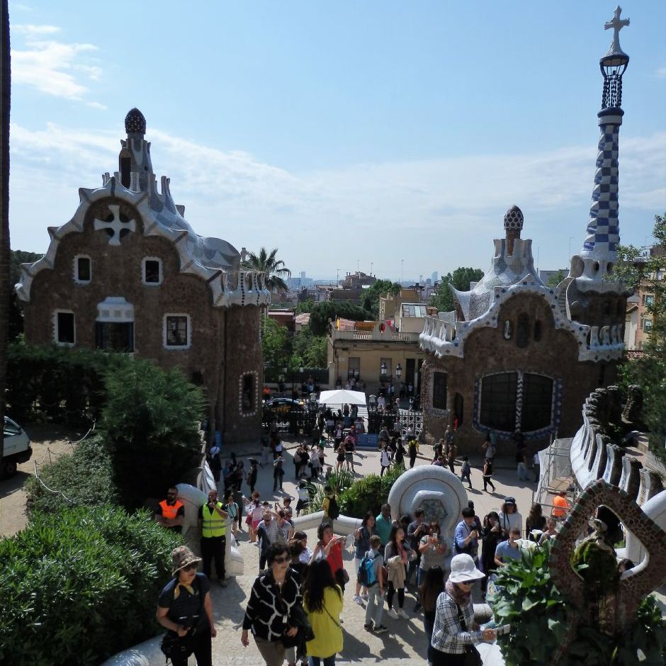 Barcelona. Park Güell. udsigt fra Dragetrappen mod vagthusene.