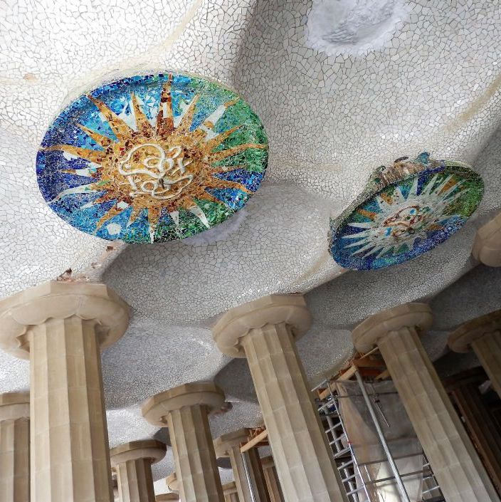 Barcelona. Park Güell. Hypostyle Room. Søjle rummet med mosaik rondeller.