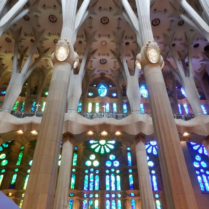 Barcelona, Sagrada Familia, de smukke glasmosaik vinduer er overvældende.