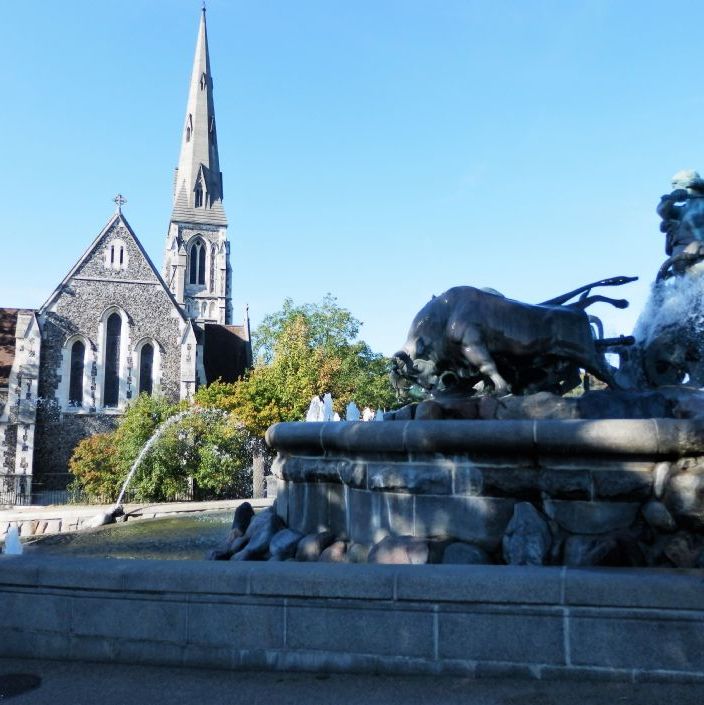 St Alban's Church og Gefion Springvandet