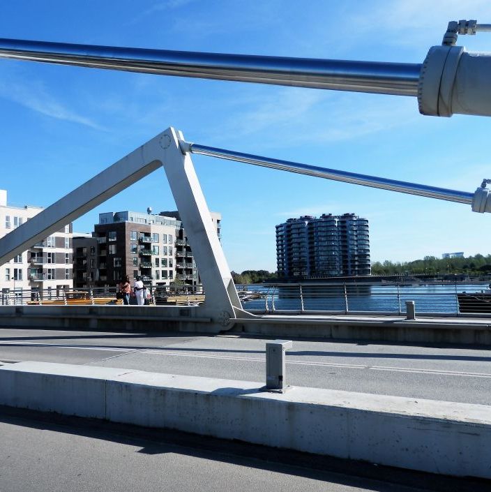 Teglholmen med Teglværksbroen og udsigt til Metropolis Apartments.