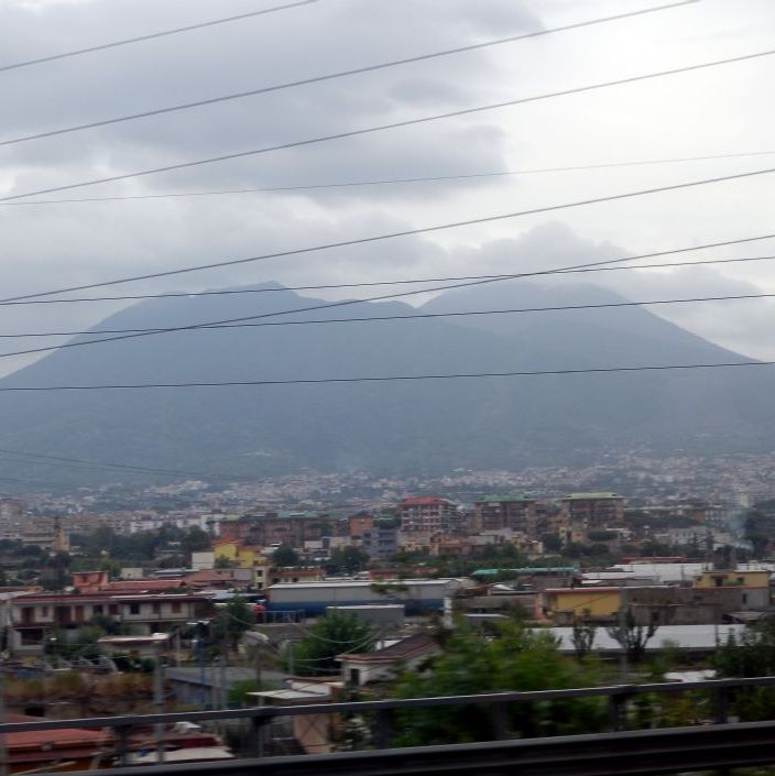 Vulkanen Vesuv i nærheden af Napoli. Vesuv er 1.281 m høj og er en såkaldt sammensat vulkan, der er opbygget gennem mange udbrud.