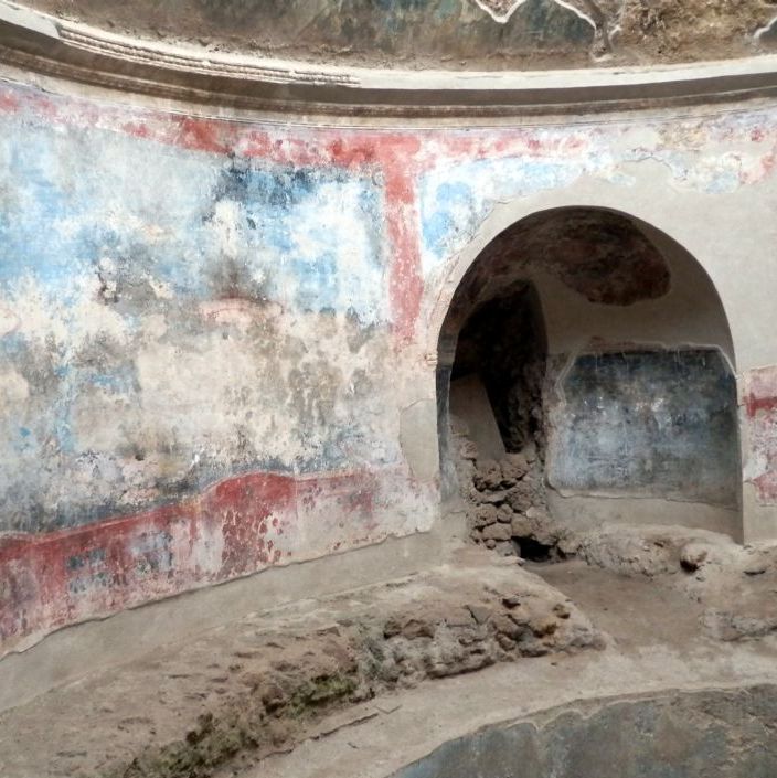 Romersk Bad udgravet i Pompeji. De første spor af antikkens Pompeji blev opdaget allerede i 1594, med en opfølgning i 1689, men udgravninger kom først i gang i 1748.