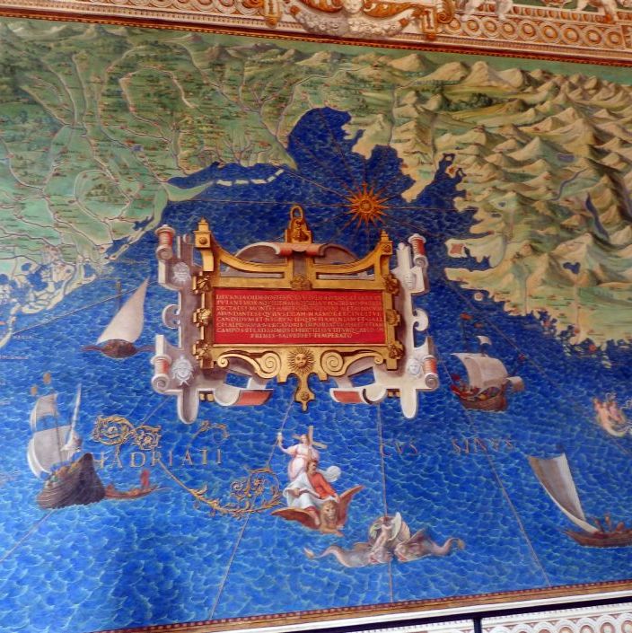 Vatikan Museum, malede vægtapeter over forskellige lande.