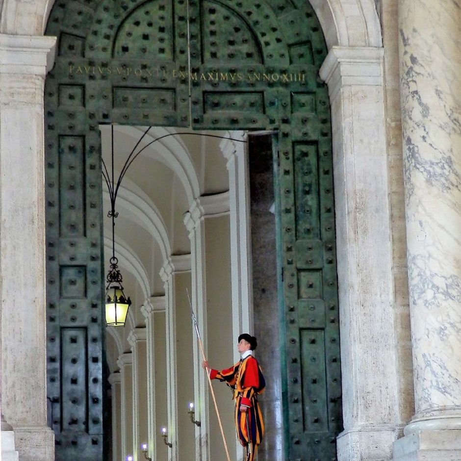 Swiss Guard Bronze Dør, indgang til Pavens audiens lokaler.
