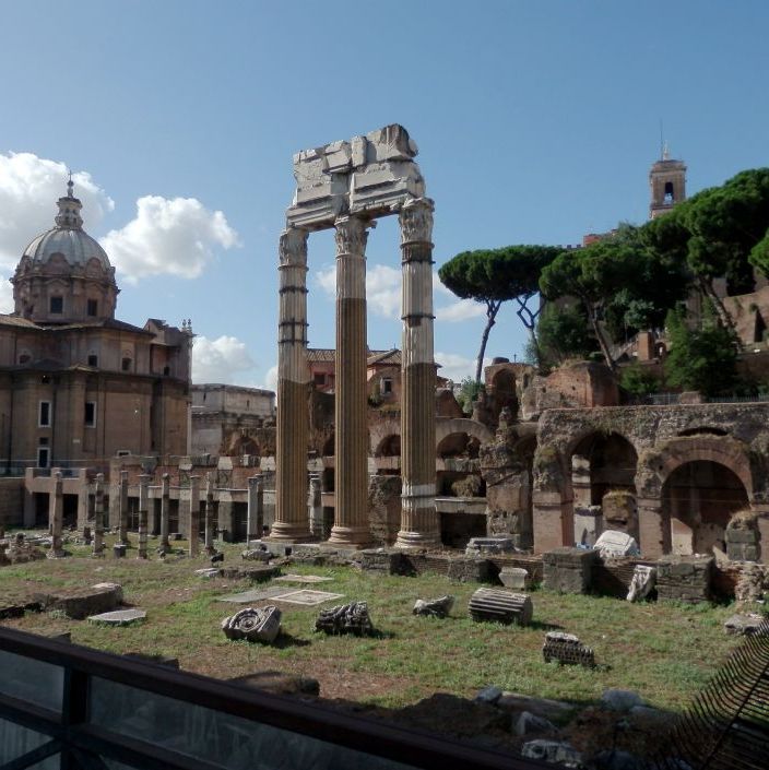 Forum Romanum begyndte af falde fra hinanden i det 8 århundrede e.Kr. og i 1300 tallet blev området brugt som affaldsplads.