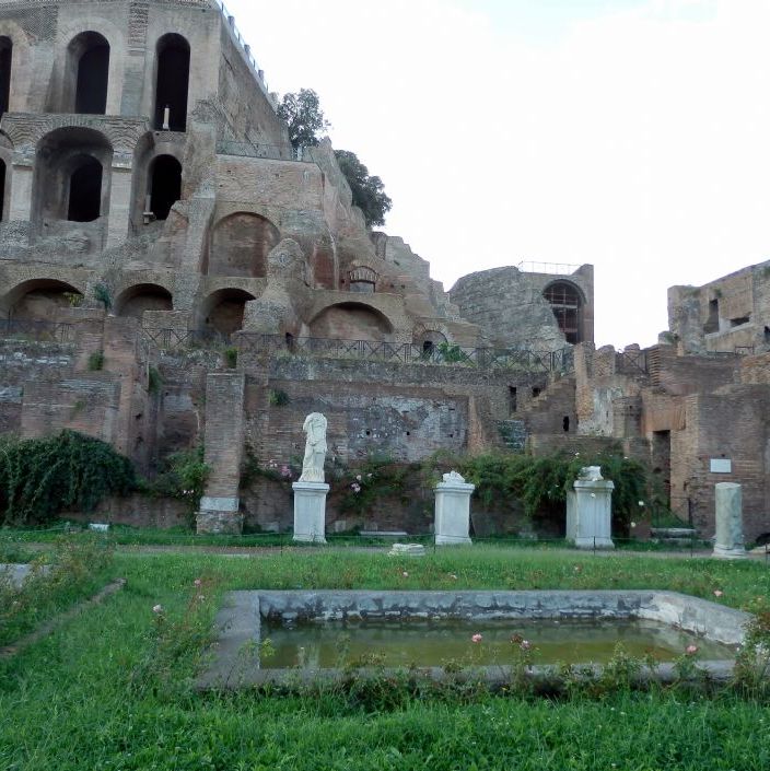 Forum Romanum, I 1803 begyndte de første udgravninger og de restorere stadig på stedet i dag.