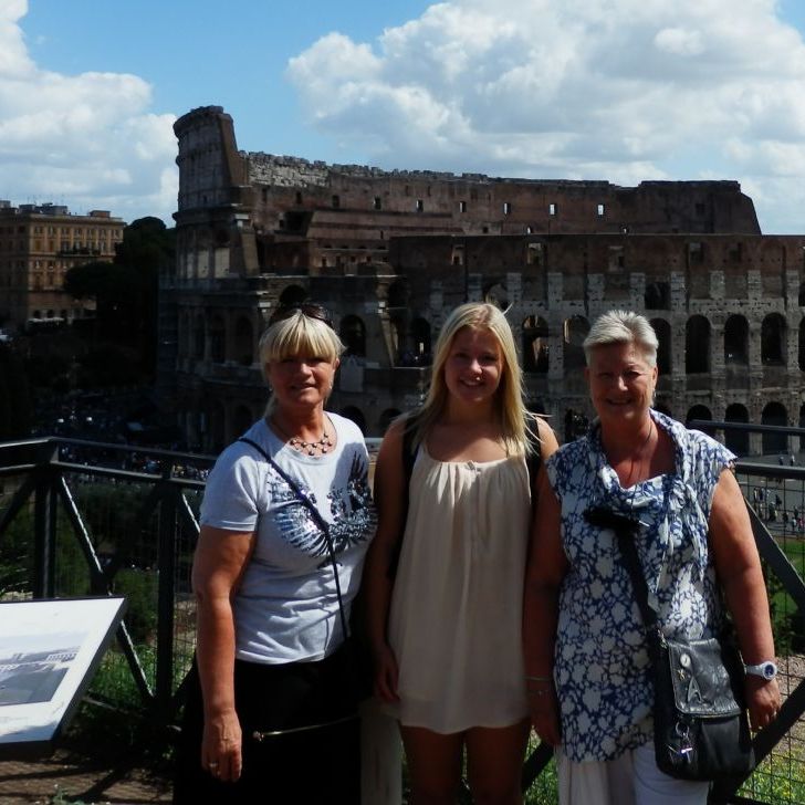 Vivi, Camilla og jeg foran ruinerne af Colosseum i Rom.